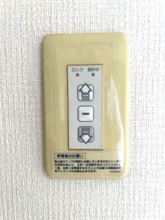 熊取町七山東　中古戸建の防犯設備|リビングの大きな掃き出し窓には電動シャッターがついております！