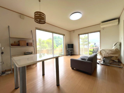 熊取町七山東　中古戸建の居間・リビング|家族やペットと長い時間を過ごす開放感のあるリビングに光と風を呼び込みます。
大きな掃き出し窓が特徴◎