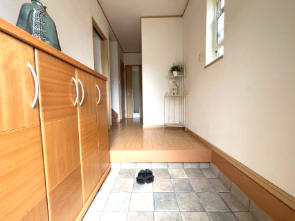 熊取町七山東　中古戸建の玄関|広々玄関にはシューズボックスがあり靴がたくさんあっても安心！
気持ちの良い朝は毎日ここからスタート♪