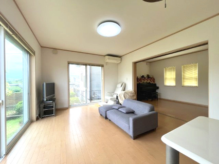 熊取町七山東　中古戸建の居間・リビング|家族やペットと長い時間を過ごす開放感のあるリビングに光と風を呼び込みます。
大きな掃き出し窓が特徴◎