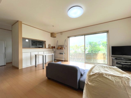 熊取町七山東　中古戸建の居間・リビング|家族やペットと長い時間を過ごす開放感のあるリビングに光と風を呼び込みます。
大きな掃き出し窓が特徴◎