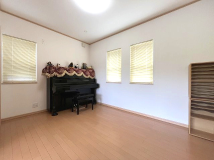 熊取町七山東　中古戸建の洋室|【洋室6帖】
リビングと隣接。間仕切りがあることで洋室として、大きな空間としてもご利用可能です。