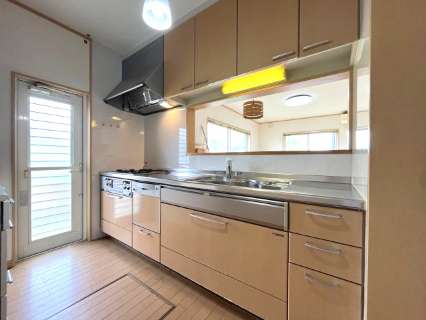 熊取町七山東　中古戸建のキッチン|リビングが見渡せるカウンターキッチン！
家事をしながら家族の存在を近くに感じますね◎