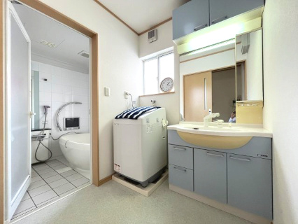 熊取町七山東　中古戸建の洗面所|収納スペースがあり、洗面道具や洗剤・化粧品など収納できます♪
洗面所はゆったりとした大きさです！