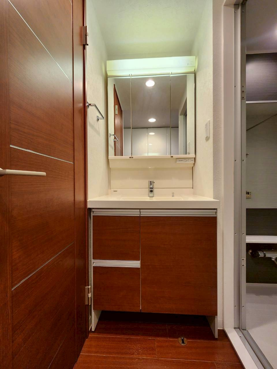 エグゼK&KⅠの洗面所|大きな鏡の裏に収納スペースあり