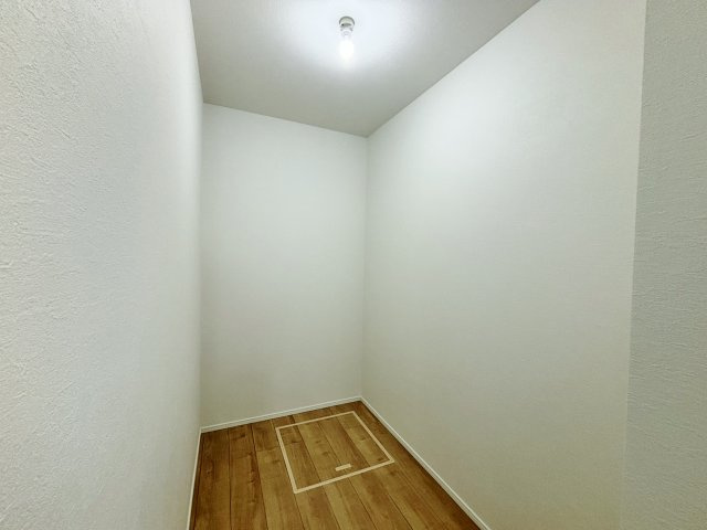 板橋区桜川2丁目 限定1棟の収納|1階6帖洋室に設けた大型WIC
ゆとりあるスペースなのでラックを置いたり等お好みの収納にレイアウトできます