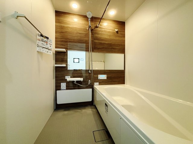 板橋区桜川2丁目 限定1棟の浴室|落ち着いた色合いの浴室
一坪タイプの浴室は足を伸ばしてゆっくりバスタイムを楽しめます
浴室換気乾燥機が標準装備です