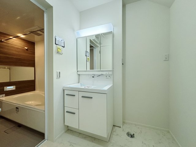 板橋区桜川2丁目 限定1棟の独立洗面台|使いやすい三面鏡の洗面台
鏡裏やベースキャネットなど収納が豊富なので水回りをキレイにお使い頂けます
広々とした洗面室はお子様との入浴にも充分なスペースがございます