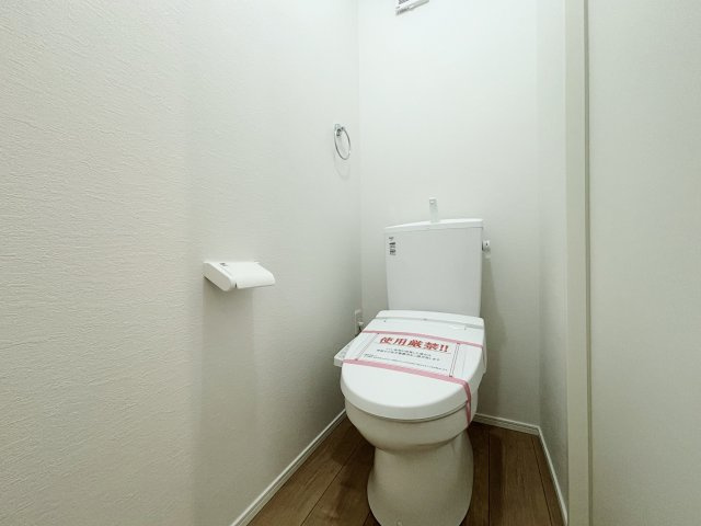 板橋区桜川2丁目 限定1棟のトイレ|3階トイレ
トイレは2階と3階それぞれ設置しているので忙しい朝にも便利です