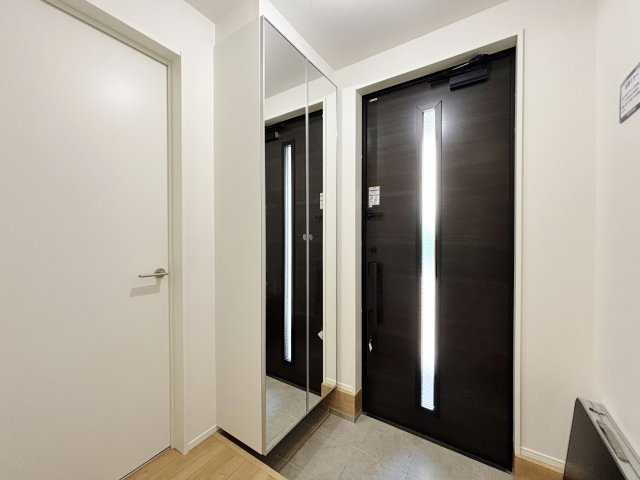 板橋区桜川2丁目 限定1棟の玄関|家の顔でもある玄関はホールを設けゆとりある空間を演出
下足入れの扉面材はスタイリッシュなミラーを設置しているので、お出かけ前のチェックにも便利です