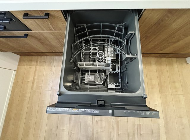 板橋区桜川2丁目 限定1棟のキッチン|食後の片づけに便利な食器洗乾燥機を装備しています