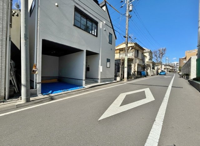 板橋区桜川2丁目 限定1棟の前面道路含む現地写真|東側約5.9ｍ公道に面する整形地です
広々した前面道路は開放感を与えてくれます
お車の出し入れもし易い道路です