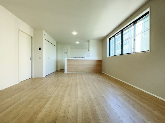 板橋区桜川2丁目 限定1棟の居間・リビング|家の中心でもあるLDKｊは17.4帖の開放感
さり気なくアクセントクロスを施し空間を華やかに演出します
足元には床暖房を設置
リビング+水回りを配した生活しやすい間取