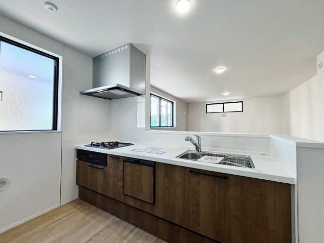 板橋区桜川2丁目 限定1棟の浴室|木目調が美しいキッチン
人気の対面キッチンはリビングを眺めながらお料理ができます
家事効率が上がるハイスペックなキッチン
食器洗乾燥機、浄水器が標準装備です