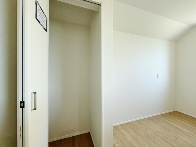 板橋区桜川2丁目 限定1棟のキッチン|キッチン背面には便利なパントリーを設置
食料品や調理器具などの収納に便利です