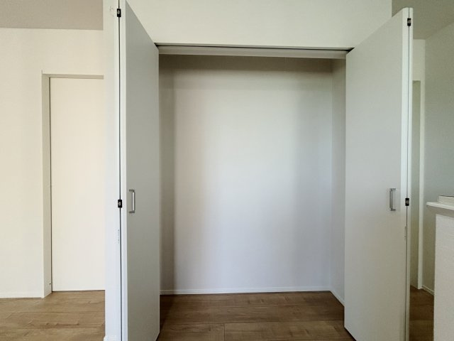 板橋区桜川2丁目 限定1棟の居間・リビング|リビングにはワイドな収納を設けてます
日用品などの収納に便利です