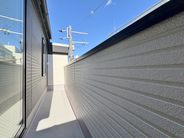 板橋区桜川2丁目 限定1棟のバルコニー|ワイドな3階バルコニー
毎日のお洗濯物も快適に干すことができます