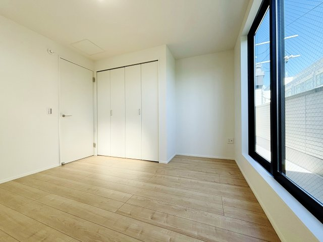 板橋区桜川2丁目 限定1棟の洋室|3階5.8帖洋室
東に設けた大きな掃き出し窓からバルコニーに動線がつながります
2面開口の明るく快適なお部屋です