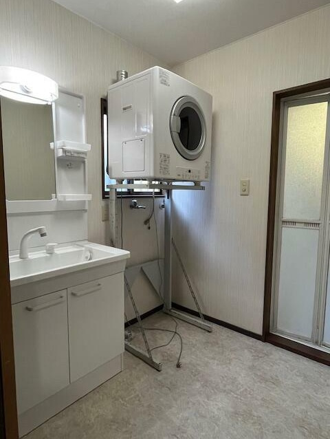 買物利便の良い伊東市吉田3LDKの洗面所|乾燥機はガスを使用
