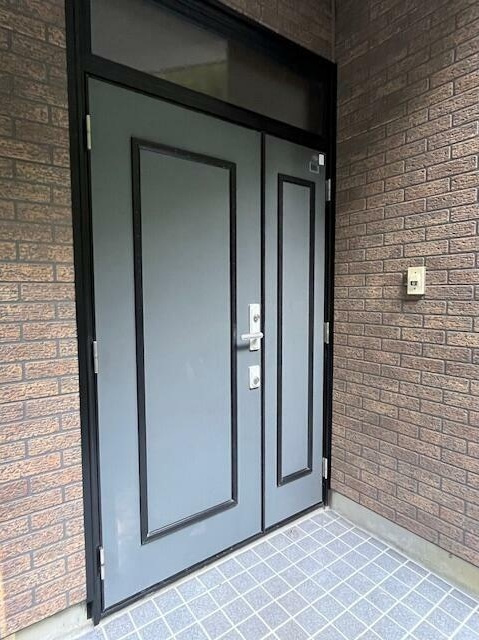 買物利便の良い伊東市吉田3LDKの玄関|シックな玄関ドア
