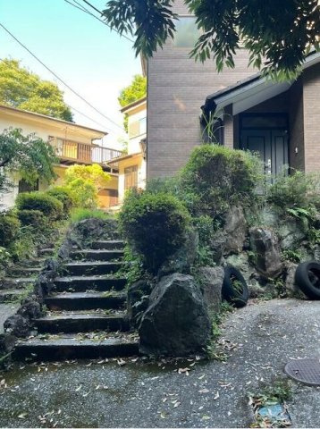 買物利便の良い伊東市吉田3LDKのエントランス|玄関まで数段上ります