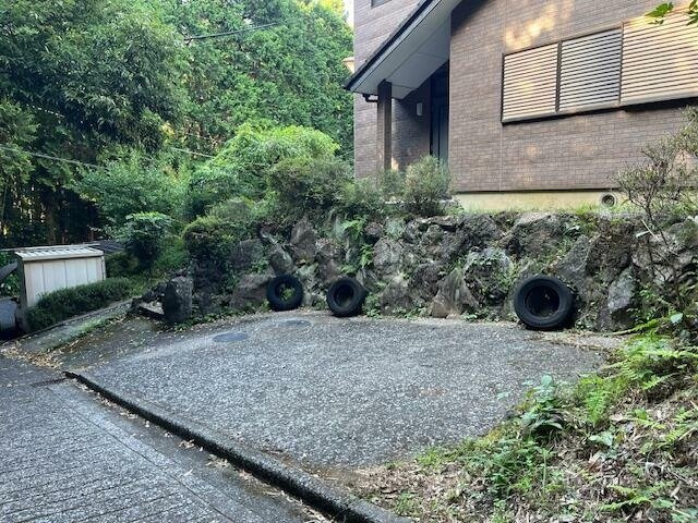 買物利便の良い伊東市吉田3LDKの駐車場|小型なら3台駐車可能