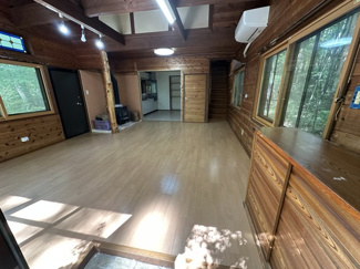 【玄関】 | 【北杜市大泉町西井出】コンビニや飲食店が近くにある山小屋