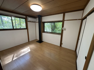 【洋室】 | 【北杜市大泉町西井出】コンビニや飲食店が近くにある山小屋