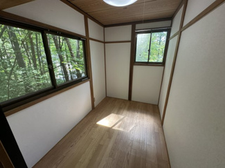 【洋室】 | 【北杜市大泉町西井出】コンビニや飲食店が近くにある山小屋