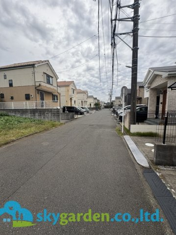 藤沢市円行1丁目　中古戸建の前面道路含む現地写真|全面道路も広いので駐車も楽々