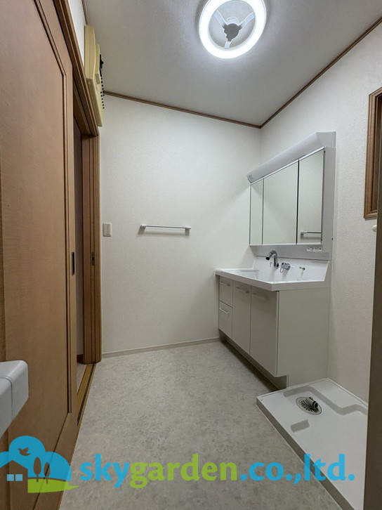 藤沢市円行1丁目　中古戸建のその他|広々脱衣所