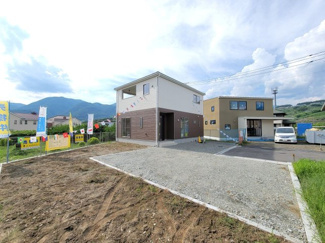 【外観】 | 山梨市万力 新築戸建全2棟 1号棟 敷地70坪 車3台並列