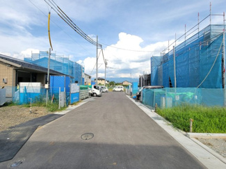 【前面道路含む現地写真】 | 前面道路は6ｍ幅　新しい街並