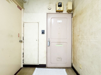 【その他共用部分】 | 皆様をお迎えする、お部屋の玄関ドア。開けやすさや開放角度、ドアノブの操作しやすさや鍵の形状などを、現地で一度ご確認ください。～即日のご見学可能～　お問合せはお気軽にどうぞ。