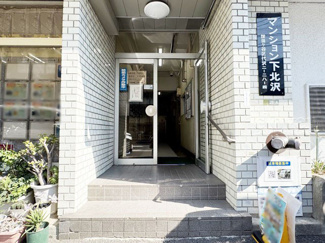 【エントランス】 | お客様を、そして住人を出迎えてくれるマンションのエントランス。ゴミが落ちていないことからも、管理状態の良さや住民の節度の高さが見て取れます。～即日のご見学可能～　お問合せはお気軽にどうぞ。