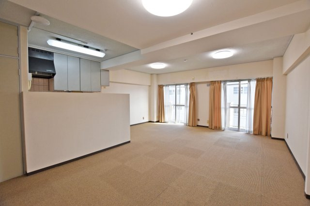 大建コーポ江坂２の居間・リビング|LDＫは約18帖の広さで、ソファーセットを配置しても十分の広さです。