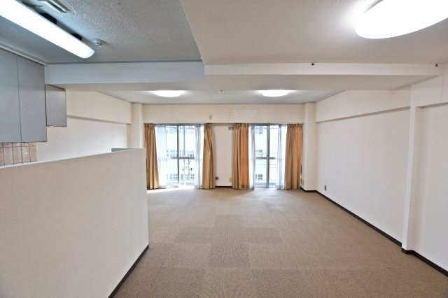 大建コーポ江坂２の居間・リビング|ダイニング側からリビングに向かって撮影した写真です。南に面した窓から自然光が差し込みます。