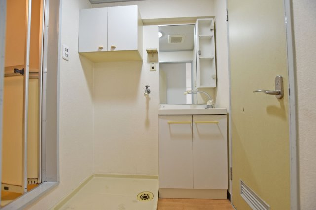 大建コーポ江坂２の独立洗面台|コンパクトにまとまった洗面化粧台。小物も収納できます。