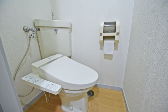 大建コーポ江坂２のトイレ|温水洗浄便座付きトイレです。