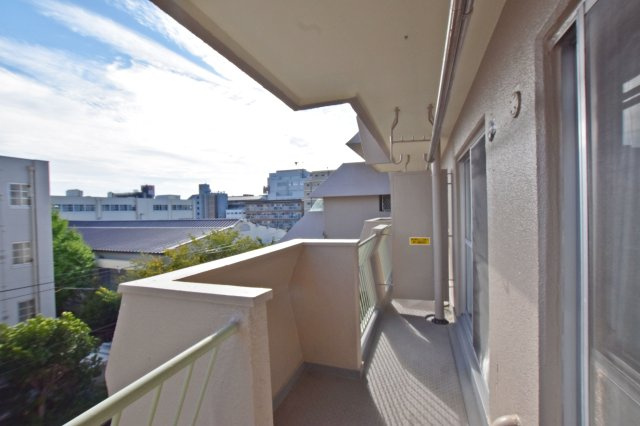大建コーポ江坂２のバルコニー|南向きのバルコニーは陽当り良好です。