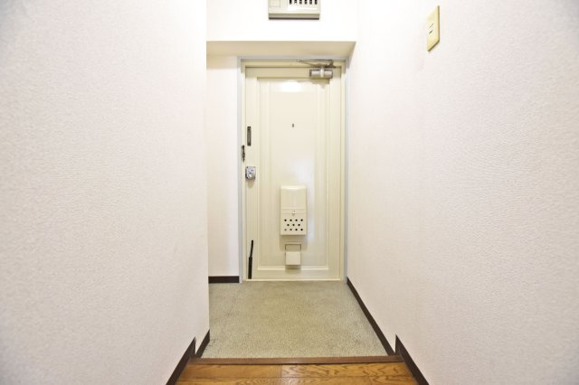 大建コーポ江坂２の玄関|玄関には収納スペースもあるのできれいに片付けできます。