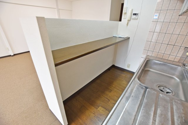 大建コーポ江坂２のキッチン|キッチン背面のカウンター。カウンター下部には様々なものを収納できます。