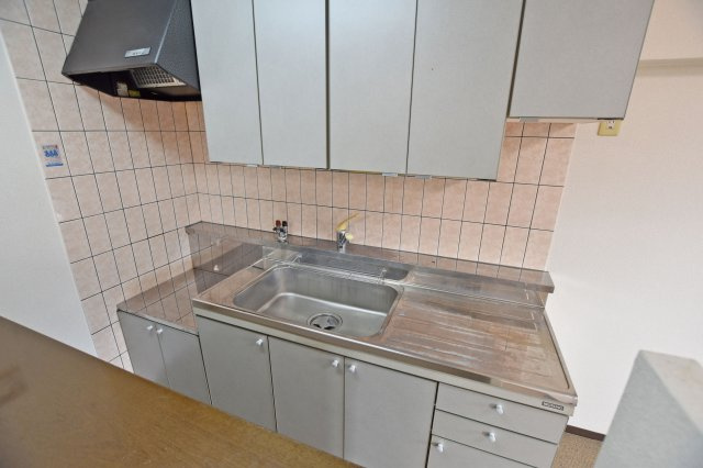 大建コーポ江坂２のキッチン|キッチン上部には吊戸棚もあり収納力も問題なし。