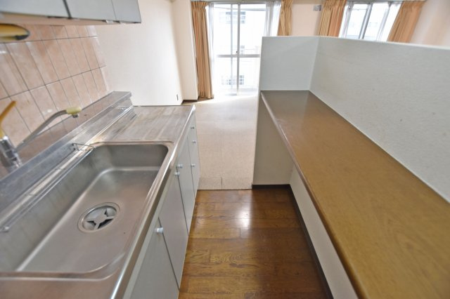 大建コーポ江坂２のキッチン|キッチン奥から撮影した写真です。効率よく動けるように配置されています。