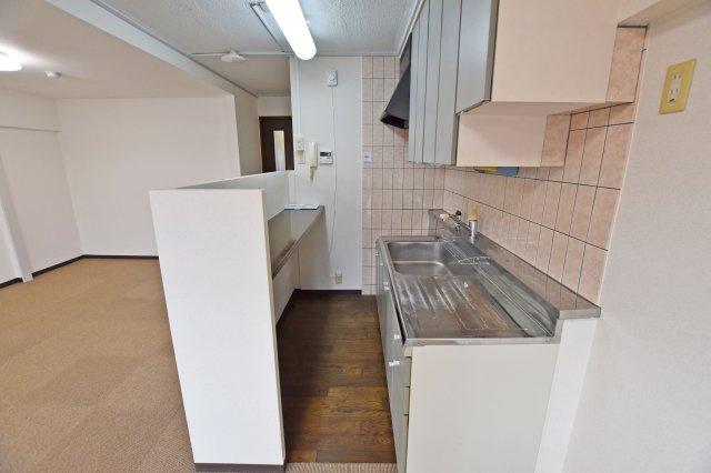 大建コーポ江坂２のキッチン|リビング側からキッチンを撮影した写真になります。キッチン自体閉塞感を感じないつくりになっています。