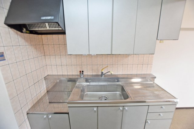 大建コーポ江坂２のキッチン|ワークトップスペースも確保されているキッチンは料理もはかどります。