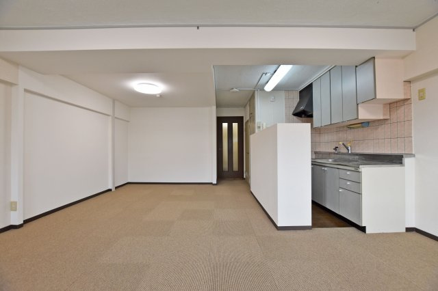 大建コーポ江坂２の居間・リビング|キッチン背面にカウンターを設置。料理を効率良く配膳できるようになっています。