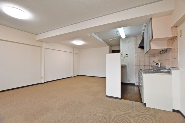 大建コーポ江坂２の居間・リビング|南側に面したリビングには明るい光が差し込みます。