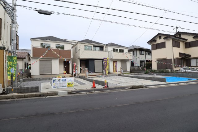 仲介手数料無料　伊奈町本町1丁目　新築　全３棟の前面道路含む現地写真