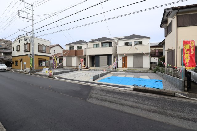 仲介手数料無料　伊奈町本町1丁目　新築　全３棟の前面道路含む現地写真